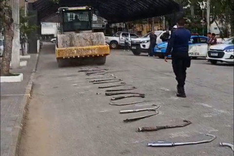Prefeitura de Conceição de Macabu inutiliza 41 escapamentos irregulares apreendidos